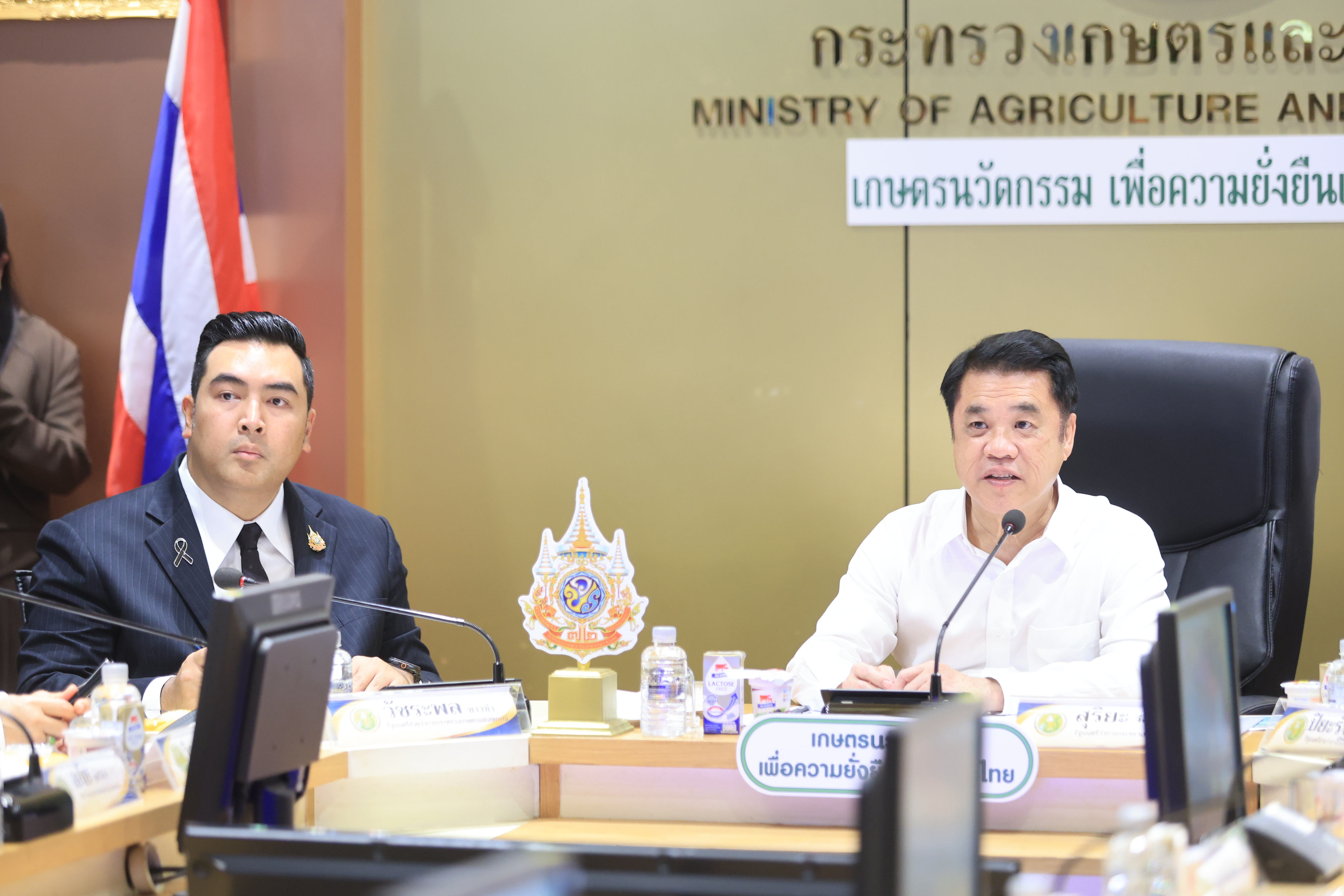 title - เลขาธิการ ส.ป.ก. ร่วมการประชุมผู้บริหารระดับสูงของกระทรวงเกษตรและสหกรณ์ รับมอบนโยบาย รมว.กษ. 5 ด้าน เน้นการทำงานเชิงรุก ลดขั้นตอน เร่งการนำเทคโนโลยีดิจิทัลมาช่วยในการทำงาน ผลักดัน 6 เรื่องเร่งด่วน ต้องเห็นผลที่เป็นรูปธรรม ชูแนวคิดหลัก “เกษตรนวัตกรรม เพื่อความยั่งยืนเกษตรกรไทย” 